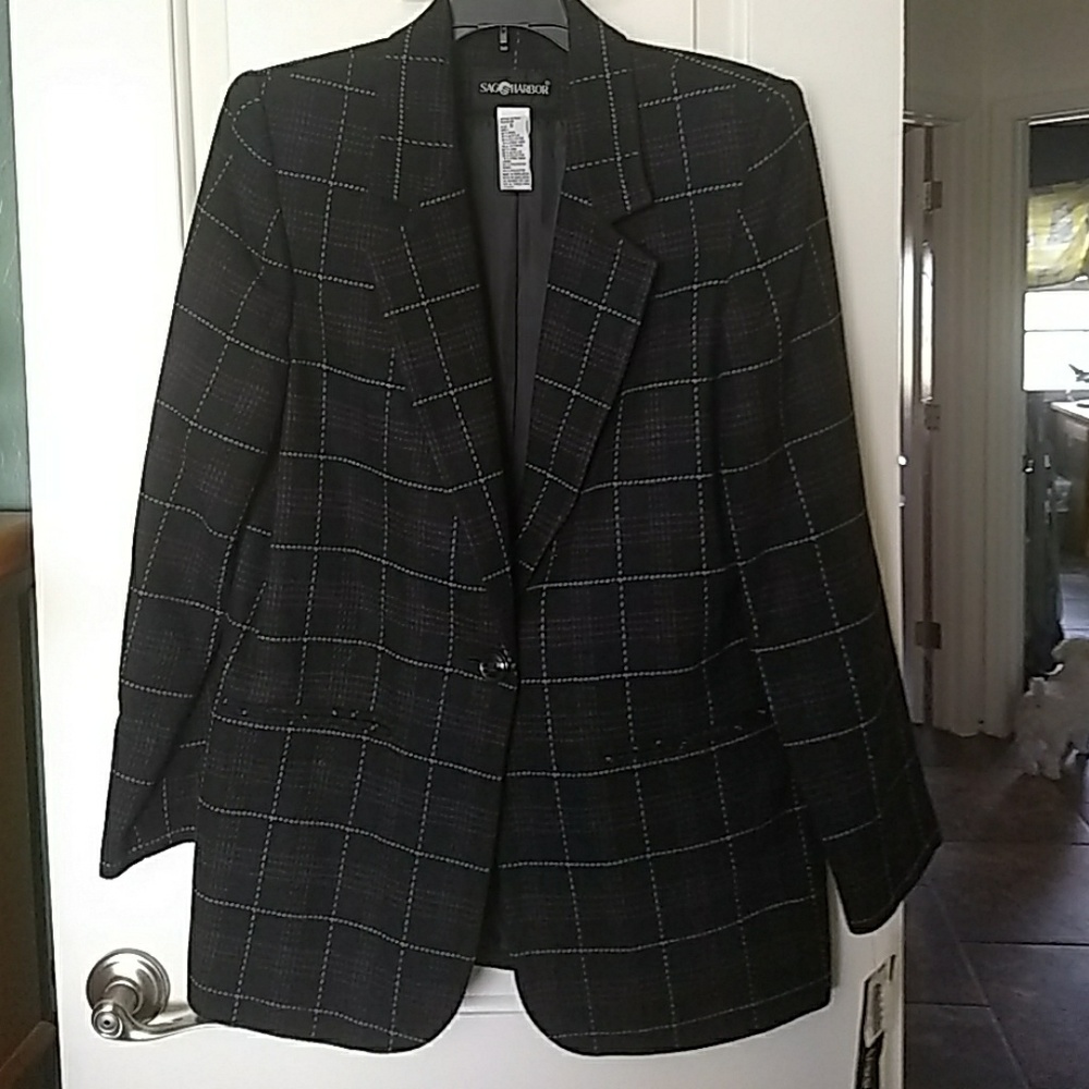Plaid blazer size 8 brand new. Wool